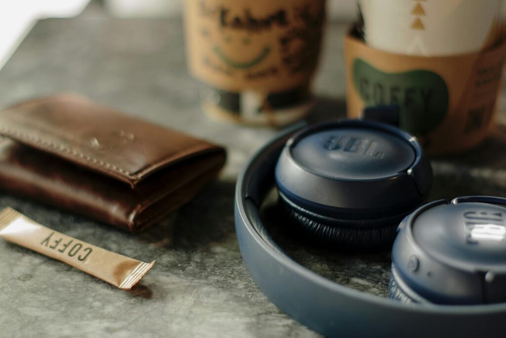 zbliżenie na niebieskie słuchawki jbl